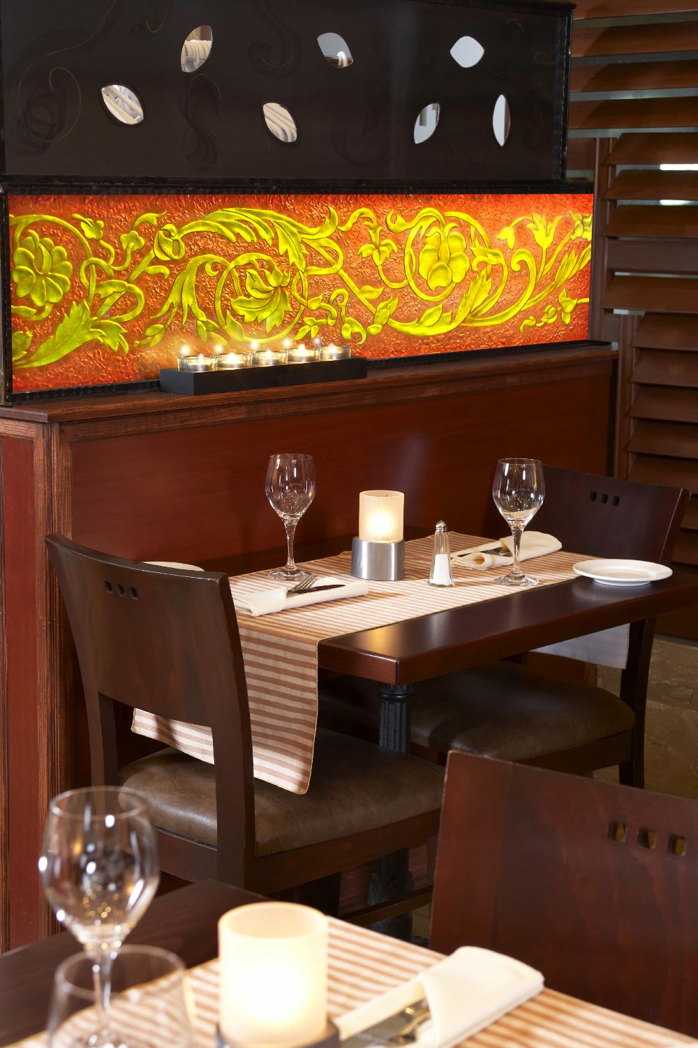 Decorative Art Glass Partition as Restaurant Interior ...